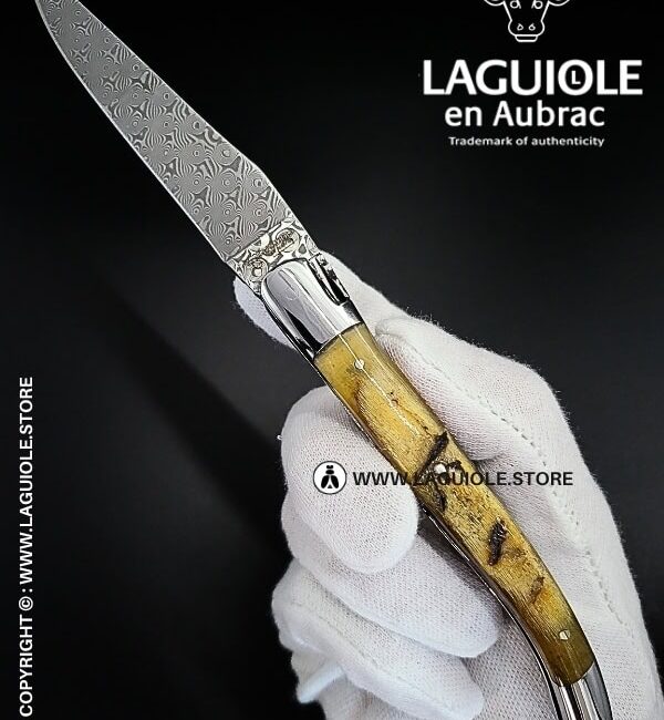 laguiole pocket knife in ram horn – hand engraved liners & balbach damascus blade