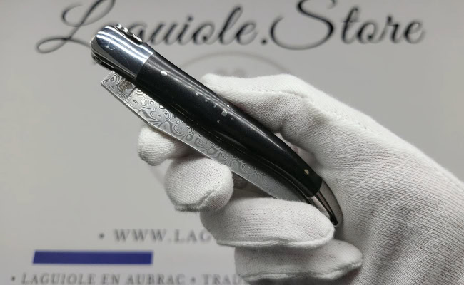 laguiole pocket knife in ebony – hand engraved liners & balbach damascus blade