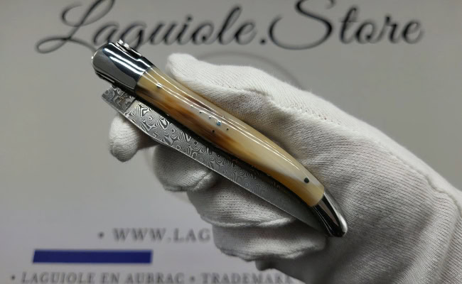 laguiole pocket knife in zebu horn tip – hand engraved liners & balbach damascus blade