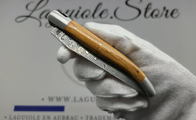 laguiole pocket knife in olivewood – hand engraved liners & balbach damascus blade