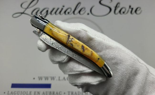 laguiole pocket knife in ram horn – hand engraved liners & balbach damascus blade
