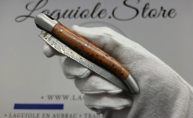 laguiole pocket knife in thuya – hand engraved liners & balbach damascus blade